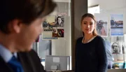 Julia Thiel (Lisa Maria Potthoff) mit ihrem Vorgesetzten (Max Hopp) im Büro.