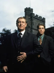 Inspector Tom Barnaby (John Nettles, l.) und sein treuer Assistent Sergeant Troy (Daniel Casey, r.) ermitteln in der Grafschaft Midsomer.