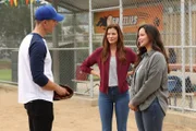 Lucy Chen (Melissa O'Neil, r.) ist beeindruckt von Tim Bradfords (Eric Winter, l.) bemerkenswerter Empathie und seinem einfühlsamen Umgang mit den Kindern auf dem Baseballplatz. Den eigentlichen Grund dafür erfährt sie jedoch von seiner Schwester (Peyton List, M.).