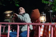 Peter (Peter Lustig) versucht, mit einem hellen Scheinwerfer einen interplanetarischen Kontakt herzustellen.