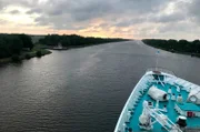 Einfahrt/Durchfahrt der MS Albatros/White Lady in den Nord-Ostsee-Kanal.