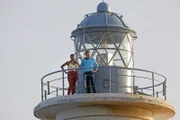 DS Madeleine Dumas (Aude Legastelois) und DI Jack Mooney (Ardal O'Hanlon) erfahren von einem tödlichen Sturz, der sich auf dem Leuchtturm ereignete.