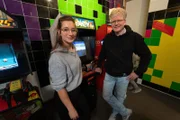 Lisa Budzinski trifft den Spieleforscher Prof. Jens Junge im Computerspielemuseum in Berlin: "Jeder Mensch hat auch eine Spiel-Biografie.", so Junge.