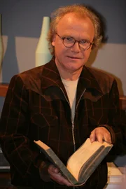 Der österreichische Schriftsteller Michael Köhlmeier erzählt in seiner ihm eigenen, poetischen Sprache Märchen aus aller Welt.