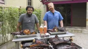 Roger Mooking (l.)