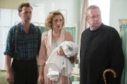 Sid Carter (Alex Price, l.), Lady Felicia (Nancy Carroll, M.) und Father Brown (Mark Williams, r.) kommen der Spur immer näher.