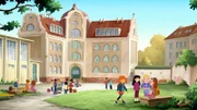 Lilli geht zu ihren Freundinnen auf dem Schulhof.