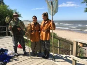 Ausflug zum Bernsteinfischen mit den Passagierinnen Trang Nguyen und Maike Pflug in Klaipeda, Litauen.