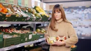 Lidl: Vier Insider - Ein Konzern. Sie kennen den Discounter-Riesen von innen und decken auf: Miese Maschen beim Einkauf, geheime Tricks im Laden und unsaubere Deals in der Produktion. Insider enttarnen Lidl. Sie sind aufwändig maskiert und reden offen über ihre Erlebnisse im Konzern.