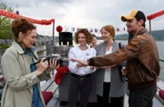 Eva Thiel (Deborah Kaufmann, l.), Conny Wilbert (Susanne Steidle, 2.v.l..), Nele Fehrenbach (Floriane Daniel, 2.v.r.) und Benny Wilbert (Anian Zollner, r.) freuen sich über ihr Wiedersehen beim Abitreffen.