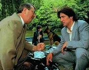 Gerichtsmediziner Dr. Graf (Gerhard Zemann, l.) und Kommissar Moser (Tobias Moretti, r.) versuchen bisher vergebens, eine schlüssige Theorie über den Mordhergang zu entwickeln. Christian Böck (Heinz Weixelbraun, hinten l.) beschäftigt sich währenddessen mit Rex ... Gerichtsmediziner Dr. Graf (Gerhard Zemann, l.) und Kommissar Moser (Tobias Moretti, r.) versuchen bisher vergebens, eine schlüssige Theorie über den Mordhergang zu entwickeln. Christian Böck (Heinz Weixelbraun, hinten l.) beschäftigt sich währenddessen mit Rex ...