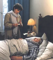Frau Hartl (Ingeborg Sassen-Haase) und Meister Eder (Gustl Bayrhammer).