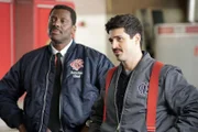 Chief Boden (Eamonn Walker) und Otis (Yuri Sardarov)