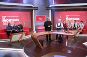 In jeder Sendung tritt ein Team von vier Prominenten gegen acht Kandidaten aus dem Südwesten an – vier Kinder und vier Erwachsene. Und wieder dreht sich alles um die Frage: Wer malt und rät am besten? v.li. Tarik Rose, Natalie Lumpp, Rüdiger Hofmann, Bernd Stelter, Guido Cantz, Konstantin Hens, Sandra Kegreis, Nikolas Neumann, Stefen Gneiting (TSV Ettlingen).