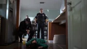 Zwei junge Mütter werden in einem Haus in der Vorstadt ermordet. Der Fall stellt die Polizei vor einige Rätsel, bis Lt. Joe Kenda (Carl Marino, l.) ein explosives Geheimnis der beiden Frauen lüftet ...