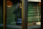 Ingvar Nyman (Henrik Norlèn) telefoniert mit seinem Kollegen Torbjörn Skoglund. Hat er eine Spur zur vermissten Psychologin Johanne Vik?