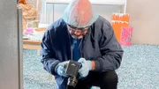 Ein Detektiv macht Fotos am Tatort