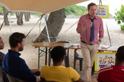 DI Jack Mooney (Ardal O'Hanlon, M.) präsentiert die Mordmotive der Teammitglieder: Josh Hunter (Lloyd Everitt, l.), seinem Vater Brian Hunter (Adrian Bower, 2.v.l.), Inez Farah (Jade Anouka, 2.v.r.) und Anton Maduro (Osi Okereafor, r.).