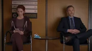 Im Wartebereich der Polizeistation führen Wesley Evers (Shawn Ashmore) und Monica Stevens (Bridget Regan) ein Gespräch über ihre Glaubwürdigkeit und das zerbrechliche Vertrauen, das ihre kriminellen Mandanten in sie setzen.