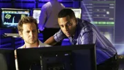 Ein Geschäftsmann aus Philadelphia wird in der Bronx erschossen. Doch was hat ein manipuliertes Navigationsgerät damit zu tun? Adam Ross (A.J. Buckley, links) und Dr. Sheldon Hawkes (Hill Harper) sind den Verdächtigen auf der Spur.