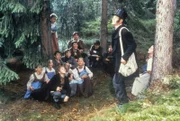 Eine durch den Regen erzwungene Rast nutzt Lehrer Patterer für letzte Instruktionen. (Rudolf Buczolich, Harald Gauster (Peter), Ronnald Ruhdorfer (Jakobele), Edith Rode (Mirzele), Birgit Schrabacher (Plonele).