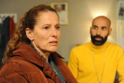 Annalena (Heidrun Gärtner) stellt Pfarrer Naveen (Markus Subramaniam) die für sie alles entscheidende Frage: Hat Mike sie betrogen?