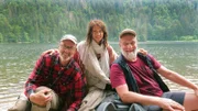 Am Ziel: Hinter dem Trio liegen zwei Tage Wandern, eine Nacht im Freien und viele faszinierende Erkenntnisse über die Geheimnisse des Waldes. Von links: Peter Wohlleben, Jana Pallaske und Marc Marshall am Feldsee im Schwarzwald.