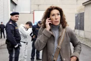 Bibi Fellner (Adele Neuhauser) ruft Moritz Eisner (Harald Krassnitzer) an den Tatort. - Im Bild: Thomas Stipsits (2. v. li.), Stefan Puntigam (3. v. li.), Adele Neuhauser (vorne).