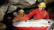 Auf der Suche nach seinem Hund Willi ist Peter (Peter Lustig, M.) in eine Höhle geraten. Dort trifft er auf die zwei Höhlenforscher: Kündig (Franz Rampelmann, l.) und Höllerbach (Peter Wagenbreth, r.), die ihn auf eine abenteuerliche Reise mitnehmen.
