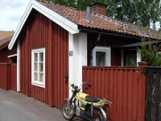 Arbeitersiedlung im Stadtteil Elsborg von Falun. Alle Häuser sind in "Falun-Rot" gestrichen, die schwedische Nationalfarbe im Hausbau. Die Pigmente sind Abfallprodukte des Kupfererz-Abbaus.