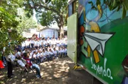 Famulantin Viktoria Willeke und Bordarzt "Winnie" Dr. Winfried Koller machen in Nicaragua einen Ausflug mit dem Bücherbus.