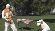 Astrophysiker Will Dawson und James Bullock bei einer Essensschlacht zur Demonstration von Kollisionen in der Galaxie.