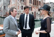 Brunetti (Uwe Kockisch, links) hat noch Fragen an Maurizio Fulgoni (Stipe Erceg) und dessen Frau Sofia (Jeanette Hain).
