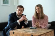 Konstantin Stöger (Jakob Benkhofer, l.) und seine Frau Kathrin (Lena Münchow, r.) sind verzweifelt: ihr Sohn Max wurde entführt.