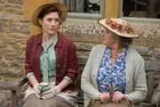 Edie Lee (Charlotte Randle, l.) bittet Mrs. McCarthy (Sorcha Cusack, r.) im Floristen-Wettbewerb Rücksicht auf sie zu nehmen.