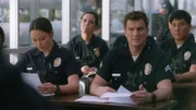 Officer Lucy Chen (Melissa O'Neil) und Officer Nolan (Nathan Fillion) erhalten auf der Polizeistation Unterlagen zu einem dringend gesuchten Fahrzeug.
