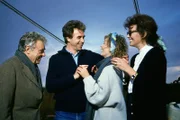 Kitty Balbeck (Susanne Uhlen) ist überglücklich, denn soeben hat sie ihren Thomas (Wolf Roth) geheiratet. Die Trauzeugen Evelyn Lauritzen (Iris Berben) und Herr Ambusch (Franz Joseph Steffens) gratulieren.