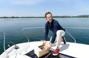 Berengar Kampmann (Mathias Junge) entdeckt das Paket mit der Bombe auf seiner Yacht.
