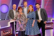 Moderator Florian Weber überprüft im Wissensquiz „Meister des Alltags“ die Praxisnähe seiner prominenten Kandidaten: Bodo Bach, Alice Hoffmann, Enie van de Meiklokjes und Giovanni Zarrella.