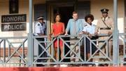Das Team bestehend aus JP Hooper (Tobi Bakare, l.), DI Jack Mooney (Ardal O'Hanlon, 3.v.l.), Ruby Patterson (Shyko Amos, 2.v.r.) und Commissioner Selwyn Patterson (Don Warrington, r.) ist mit der neuen Ermittlerin Madeline Dumas (Aude Legastelois, 2.v.l.) wieder vollständig.