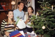Weihnachten bei Familie Bachmann: (v.li.) Emily (Anne Menden), Philip (Jörn Schlönvoigt) und Lena (Uta Kargel) freuen sich über ihre Weihnachtsgeschenke.
