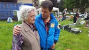 Rosa (li.) hatte in den letzten Jahren mit vielen Schicksalsschlägen zu kämpfen. Ihre Tochter und ihr Sohn sind früh verstorben und nun auch noch ihr Schwiegersohn Ludwig. Dieser hinterlässt der Rentnerin seine komplett vollgestellte Wohnung. Zwischen den Unmengen an Sachen soll Ludwig angeblich 260.000 Euro versteckt haben. Rosa ist überfordert und ruft Trödelexperte Marco Heuberg zur Hilfe.