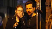 Während einer Voraufführung reißt plötzlich der Sicherheitsgurt und der Hauptdarsteller stürzt vor den Augen der Musical-Leiterin Amanda Rollins (Cynthia Nixon) und Adam Winter (Eion Bailey) in den Tod.