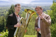 Kommissar Chrsitian Lind (Tom Mikulla, r.) befragt Tubist Manuel Gaigg (Markus Boniberger, l.).