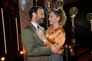 Pedro (Alberto Ruano) freut es, dass seine Überraschung für Nina (Maria Wedig) gelungen ist.