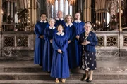 Mrs McCarthy (Sorcha Cusack) und der Kirchenchor nehmen an einem Gesangswettbewerb teil.