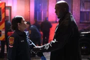 Officer Grey (Richard T. Jones) erkundigt sich bei Bailey (Jenna Dewan) nach dem Gesundheitszustand des Schwerverletzten.