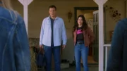 John Nolan (Nathan Fillion) und Bailey (Jenna Dewan) erhalten plötzlich unerwarteten Besuch von Fremden auf dem Anwesen von Johns Mutter.