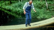 Peter Lustig will eine Brücke über den Bach bauen - welche Konstruktion ist stabil und bringt ihn sicher ans andere Ufer?