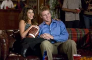 Casey Klein (Lizzy Caplan, l.); Cole Landry (Aaron Hill, r.)